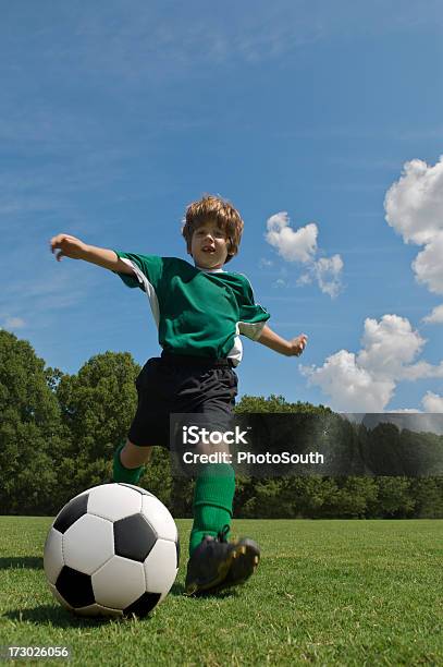 Ragazzo Di Tiro Palla Calcio In Verde - Fotografie stock e altre immagini di Abilità - Abilità, Agilità, Ambientazione esterna