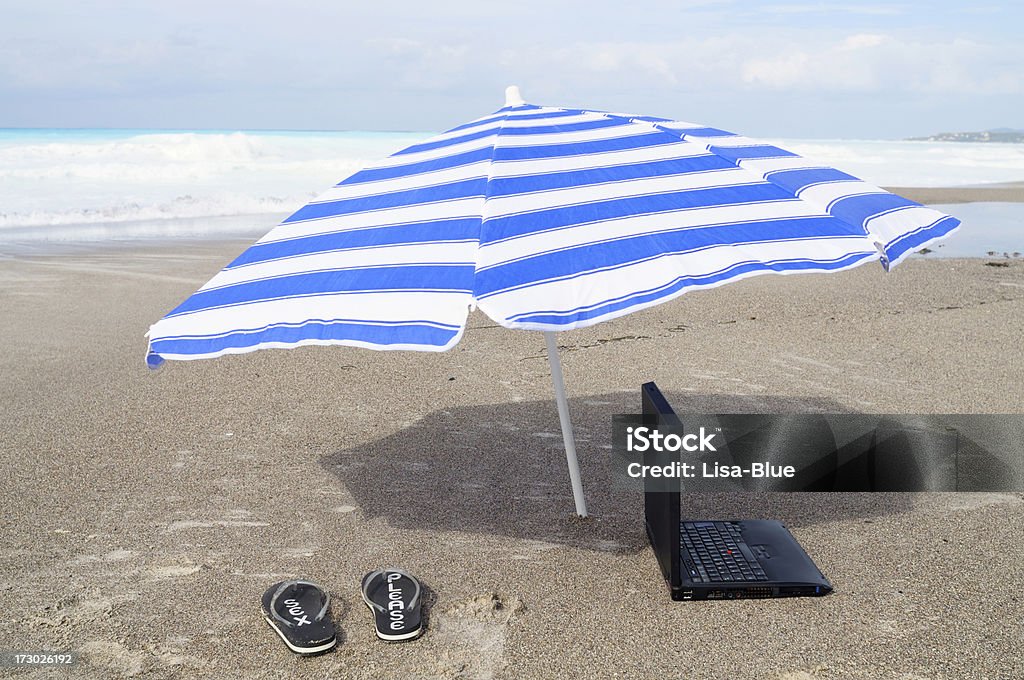 Umawiać się przez Internet na plaży - Zbiór zdjęć royalty-free (Bez ludzi)