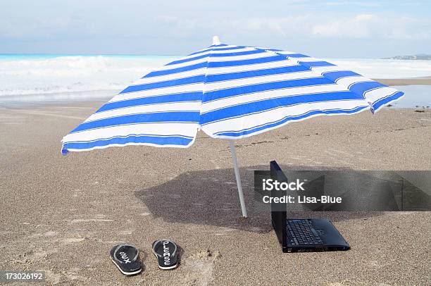 Umawiać Się Przez Internet Na Plaży - zdjęcia stockowe i więcej obrazów Bez ludzi - Bez ludzi, Brzeg wody, Czarny kolor