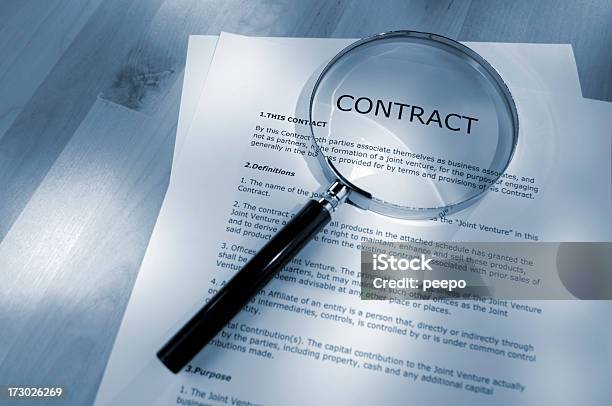 Serie De Contrato Foto de stock y más banco de imágenes de Contrato - Contrato, Examinar, Leer