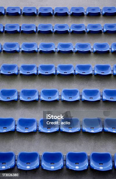 Blue Stadium Posti - Fotografie stock e altre immagini di Ambientazione esterna - Ambientazione esterna, Arte, Arte, Cultura e Spettacolo