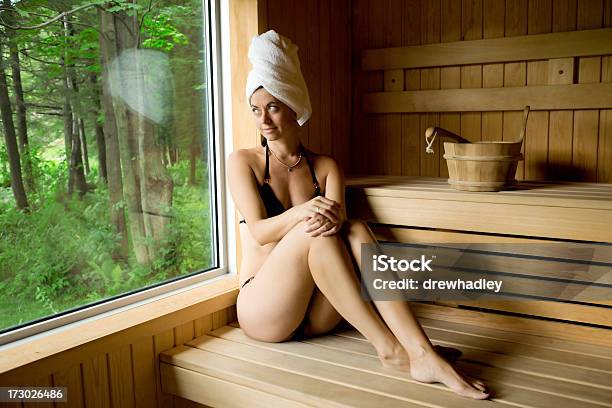 Kobieta W Spa Z Sauną - zdjęcia stockowe i więcej obrazów Okno - Okno, Sauna, Biały