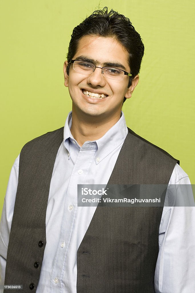 Привлекательный счастливый молодой Индийский взрослый бизнесмен на зеленом фоне - Стоковые фото Азиатского и индийского происхождения роялти-фри