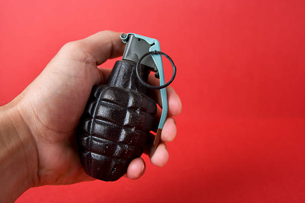 homme tenant une grenade à main - hand grenade explosive bomb war photos et images de collection