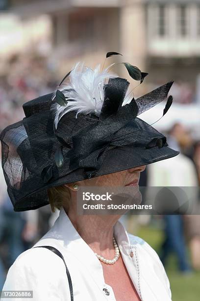 ブラック白の帽子 - 競馬のストックフォトや画像を多数ご用意 - 競馬, 帽子, 注視する