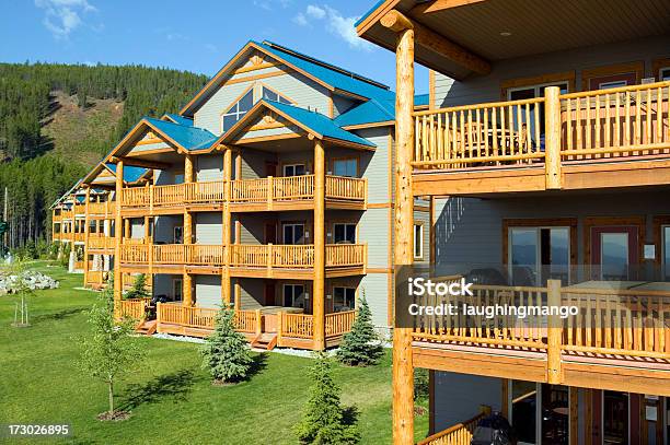 建物外観ハウス構造のスキーリゾート - 落下防止柵のストックフォトや画像を多数ご用意 - 落下防止柵, ウッドデッキ, 丸太