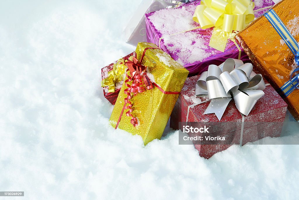 Cadeaux de Noël à la neige - Photo de Hiver libre de droits