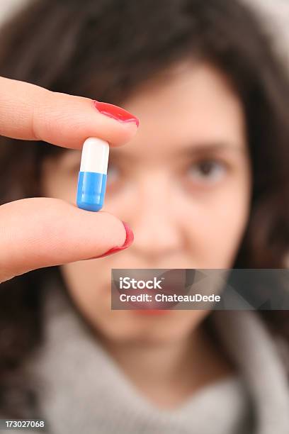Mulher A Segurar Comprimido - Fotografias de stock e mais imagens de Abuso de Droga - Abuso de Droga, Adulto, Azul