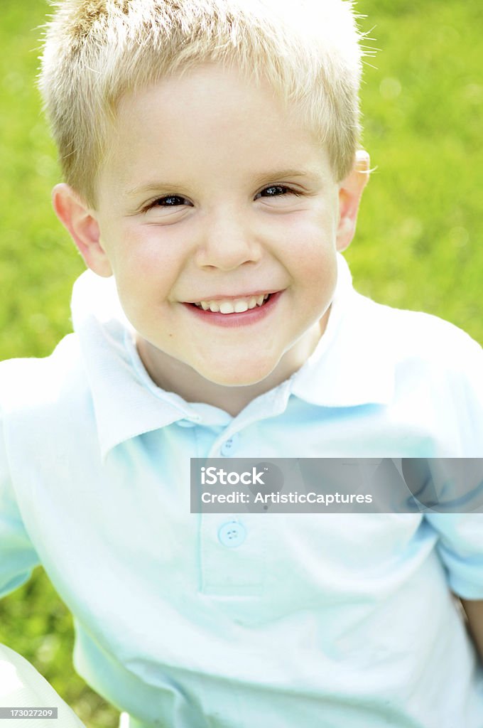 Heureux petit garçon à l'extérieur - Photo de 2-3 ans libre de droits