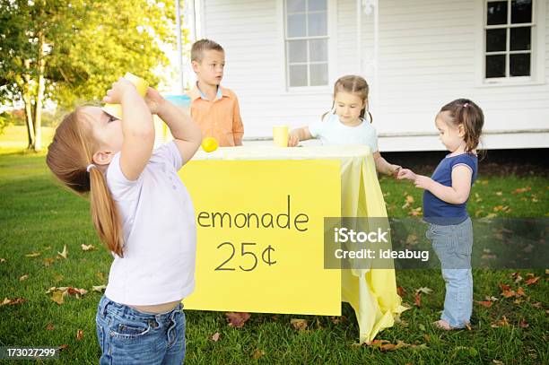 Ragazzina Beve Limonata Davanti A Una Posizione - Fotografie stock e altre immagini di Bancarella della limonata - Bancarella della limonata, Bambino, Fare la fila