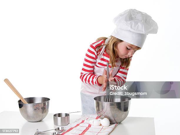 Photo libre de droit de Little Chef Occupé banque d'images et plus d'images libres de droit de Enfant - Enfant, Verre mesureur, 4-5 ans