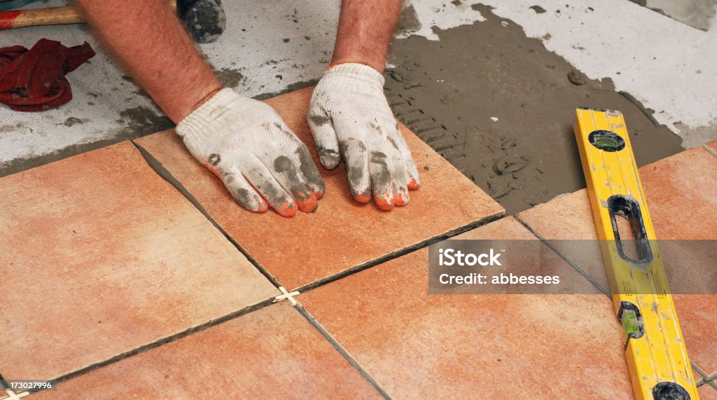 Colocación de baldosas de cerámica - Foto de stock de Acostado libre de derechos