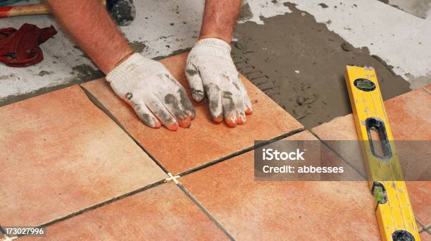 Colocación De Baldosas De Cerámica Foto de stock y más banco de imágenes de Acostado - Acostado, Baldosa, Cerámica