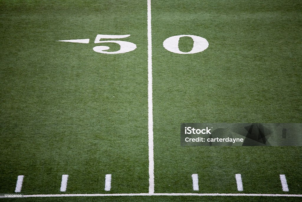 Estadio 50 yardas de campo de fútbol americano - Foto de stock de Campo de fútbol americano libre de derechos