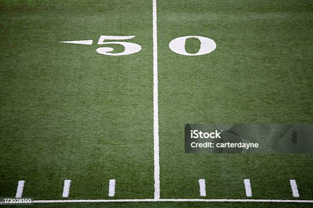 Estadio 50 Yardas De Campo De Fútbol Americano Foto de stock y más banco de imágenes de Campo de fútbol americano - Campo de fútbol americano, Rayado - Diseño, Fila - Arreglo