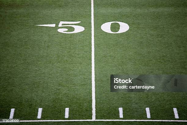 スタジアムでのサッカーフィールド 50 ヤードライン - アメリカンフットボール場のストックフォトや画像を多数ご用意 - アメリカンフットボール場, 縞模様, 並んでいる