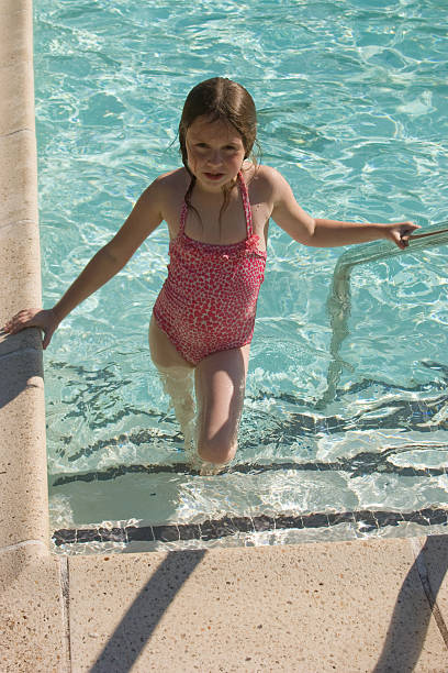 menina nadar na piscina - upperdeck view swimming high angle view front view - fotografias e filmes do acervo