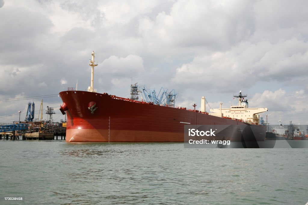 Öltanker in einer Raffinerie - Lizenzfrei Behälter Stock-Foto