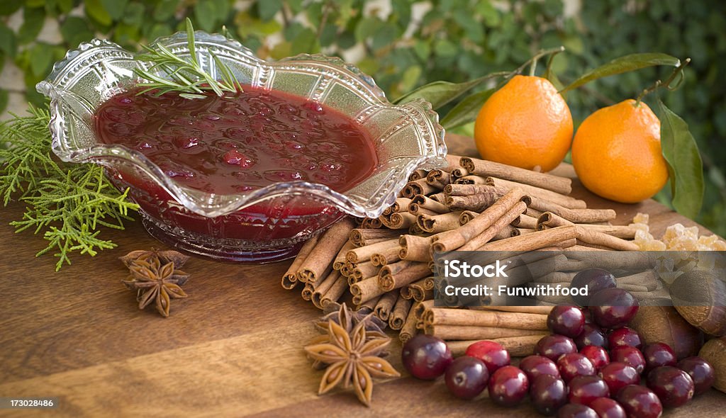 Cranberry salsa de frutas preparación de la cocina a la vista del Día de Acción de gracias, Navidad & Alimentos navideños - Foto de stock de Aderezo libre de derechos