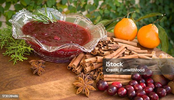 Cranberry Salsa De Frutas Preparación De La Cocina A La Vista Del Día De Acción De Gracias Navidad Alimentos Navideños Foto de stock y más banco de imágenes de Aderezo