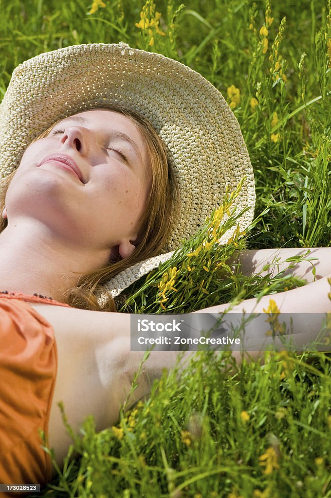 Menina bonito jovem relaxar no campo em dia de sol - Royalty-free Adulto Foto de stock