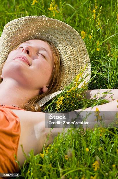 Menina Bonito Jovem Relaxar No Campo Em Dia De Sol - Fotografias de stock e mais imagens de Adulto - Adulto, Ao Ar Livre, Beleza