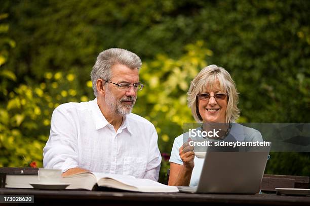 Pracy W Ogrodzie - zdjęcia stockowe i więcej obrazów 50-59 lat - 50-59 lat, Laptop, Nauka - Pojęcia