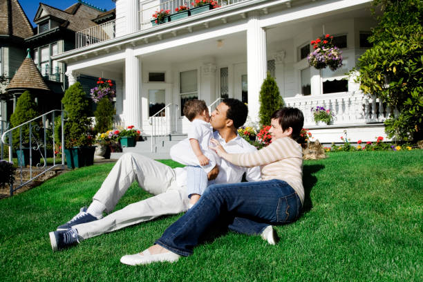 famille heureuse de trois à la maison - couple black american culture kissing photos et images de collection