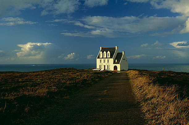 istock White house over the ocean 173028687