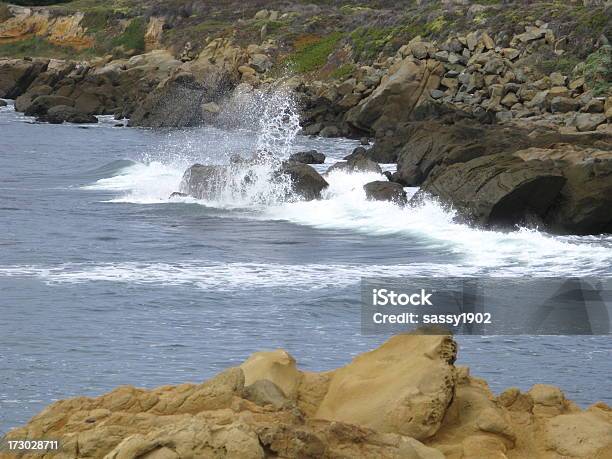 カリフォルニアの海岸の崖サーフェス - 海岸線のストックフォトや画像を多数ご用意 - 海岸線, しぶき, しぶきを上げる