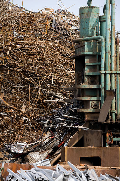 山の金属スクラップ置き場をリサイクルで環境保護 - can dented tin crushed ストックフォトと画像