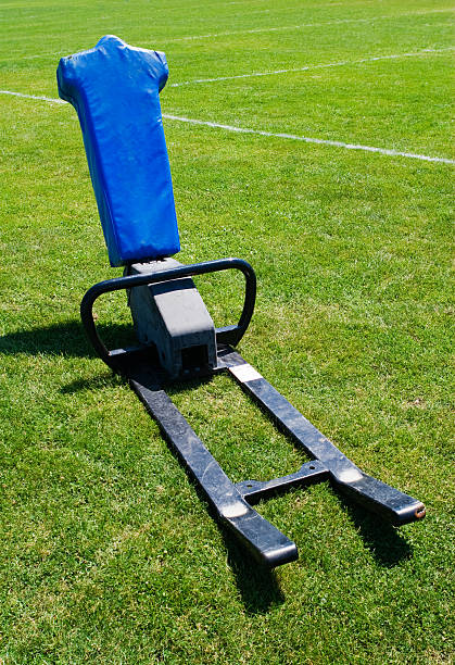 football americano blu slitta zavorrata - blocking sled foto e immagini stock