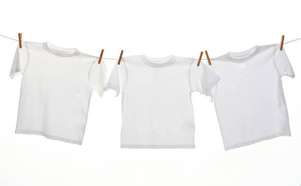 três t-shirt branca pendurado no varal de roupa - clothesline imagens e fotografias de stock