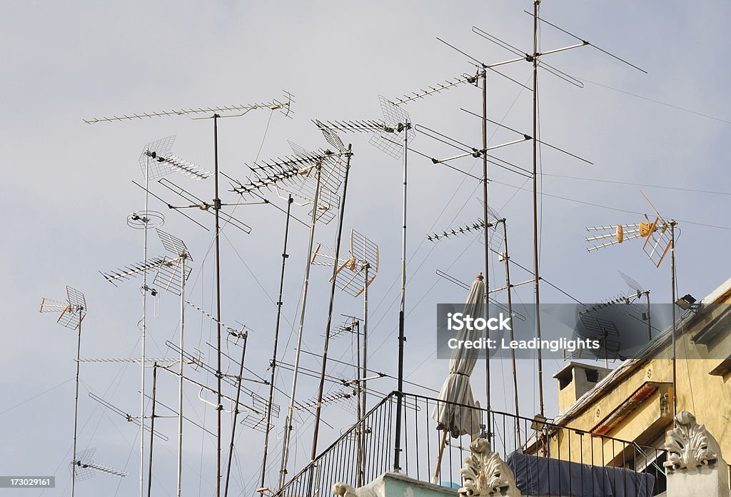 Antena y caos, Barcelona - Foto de stock de Antena - Aparato de telecomunicación libre de derechos