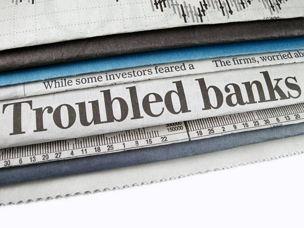 바닥에 앉아 괴로워하는 banks - newspaper headline newspaper wall street finance 뉴스 사진 이미지
