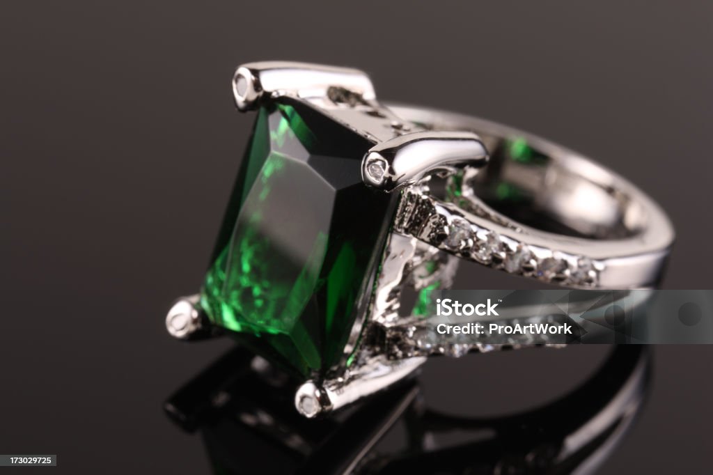 Emerald anillo de diamante - Foto de stock de Anillo - Joya libre de derechos