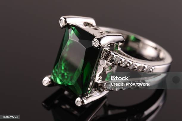 Photo libre de droit de Emerald Bague En Diamant banque d'images et plus d'images libres de droit de Argent - Argent, Bague - Bijou, Bague en diamant