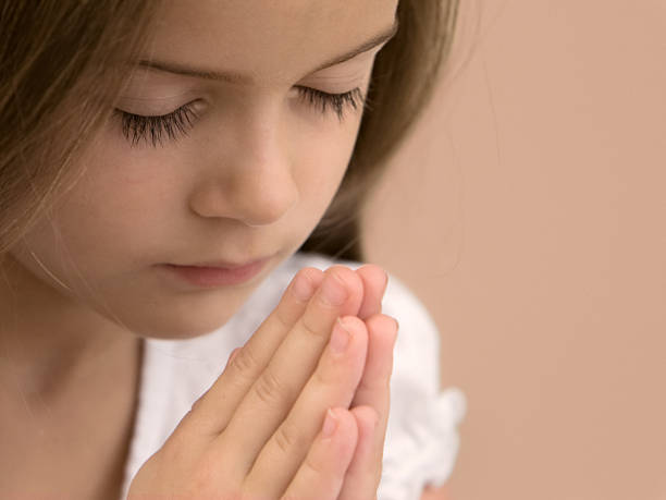 a contar as bênçãos - praying girl imagens e fotografias de stock