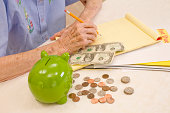 senior-mit-finanziellen-belange-und-sparschwein.jpg?b=1&s=170x170&k=20&c=eyN8U2kOiyKChTyb6y4w9Cj5WnE25T4oMBzCDGso5Ys=