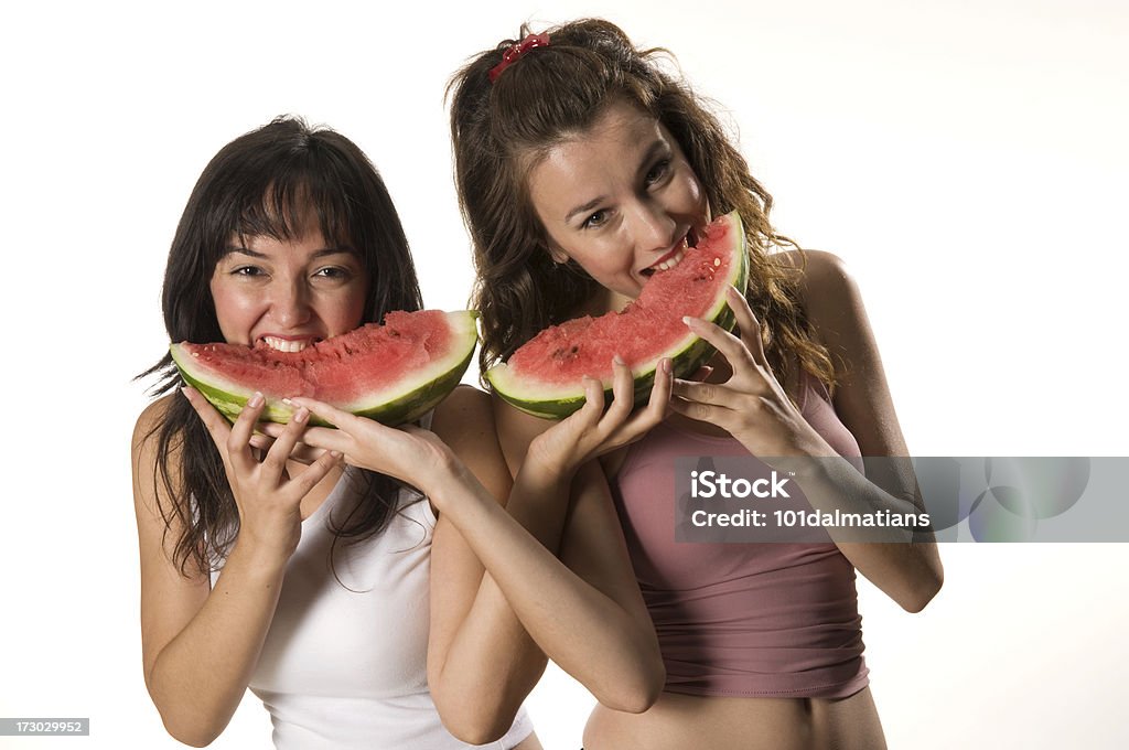 Ragazze mangiare anguria - Foto stock royalty-free di A forma di croce