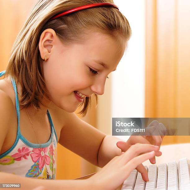 Девочка Играет Компьютер — стоковые фотографии и другие картинки В помещении - В помещении, В экстазе, Девушки