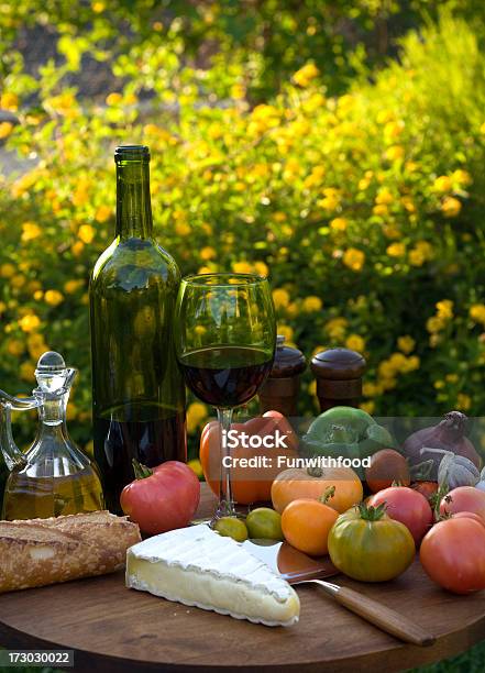 チーズフランスワインフルーツ野菜やパンピクニック料理のアウトドア - おやつのストックフォトや画像を多数ご用意 - おやつ, まぶしい, アルコール飲料