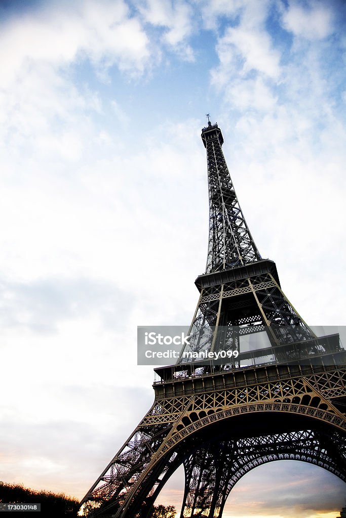 Эйфелева башня на закате - Стоковые фото Арка - архитектурный элемент роялти-фри