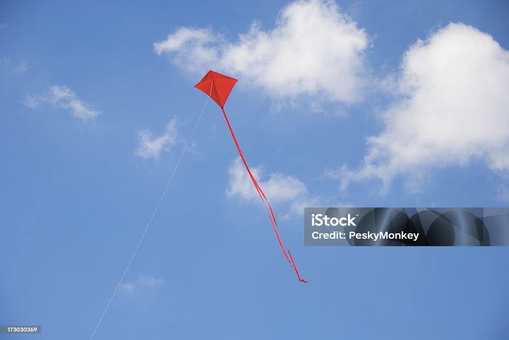 レッドのカイト青い空白い雲 - 凧のロイヤリティフリーストックフォト