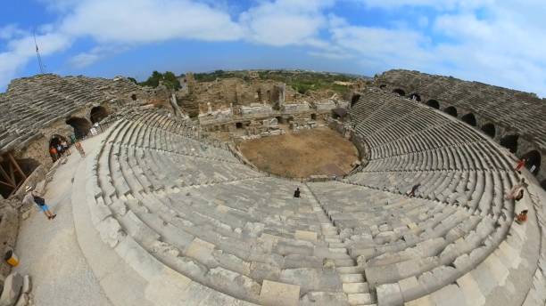 römisches theater in side, archäologische stätte, türkei - roman antalya turkey restoring stock-fotos und bilder