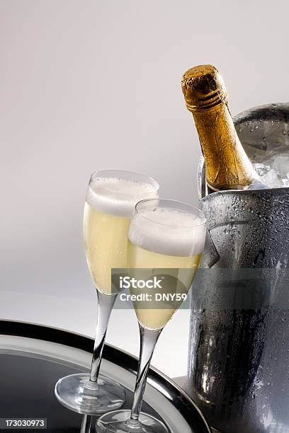 Champagne In Ghiaccio - Fotografie stock e altre immagini di Alchol - Alchol, Anniversario, Bolla