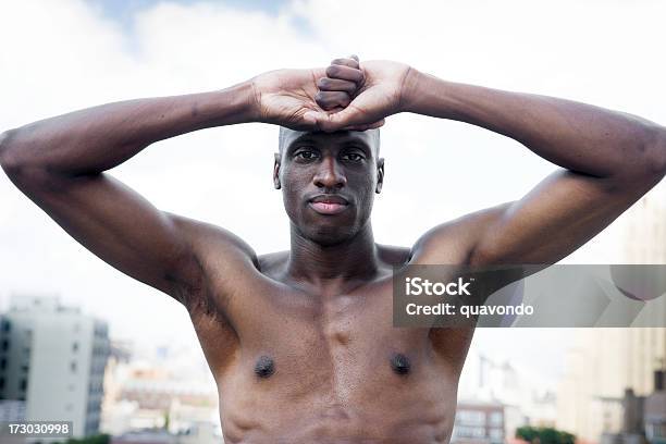 Afryki Amerykański Młody Mężczyzna Portret Na Dachu Bez Koszulki Na Miasto - zdjęcia stockowe i więcej obrazów 20-29 lat