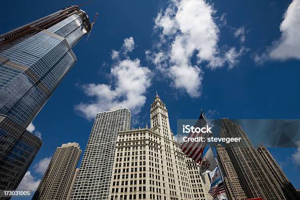 Drapacze Chmur W Chicago Poniżej - zdjęcia stockowe i więcej obrazów Amerykańska flaga - Amerykańska flaga, Architektura, Bez ludzi