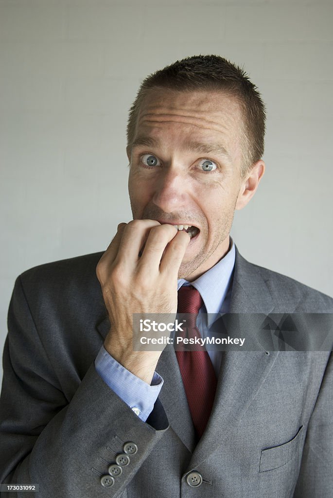 Geschäftsmann, seine Finger in Angst Snacks - Lizenzfrei Abwarten Stock-Foto