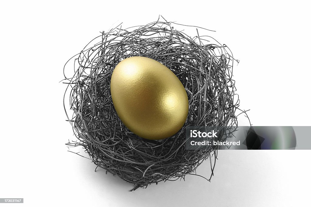 Oben Blick auf goldene Eier im Nest auf weißem Hintergrund - Lizenzfrei Bankgeschäft Stock-Foto